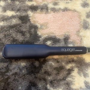 Hair flat iron . Aquage By babybliss